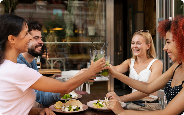 Personas disfrutando en un restaurante